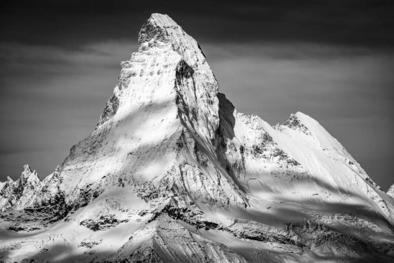 Matterhorn Zebra - schönes Foto von einem schneebedeckten Berg in den Schweizer Alpen im Kanton Wallis