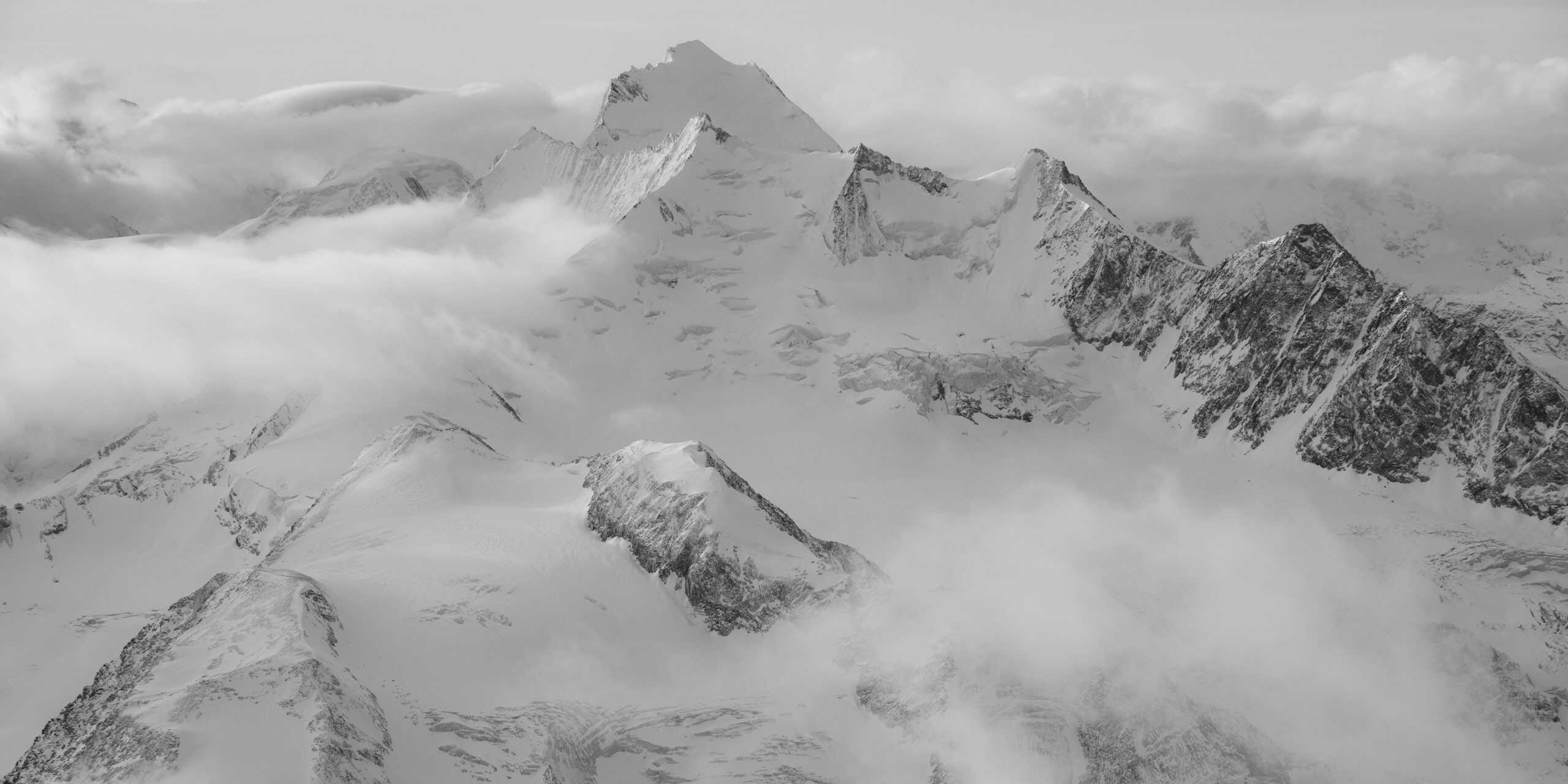 Dom des Mischabels en noir et blanc - Photo paysage des montagnes de Saas-Fee Crans Montana dans les Alpes Valaisanne en Suisse