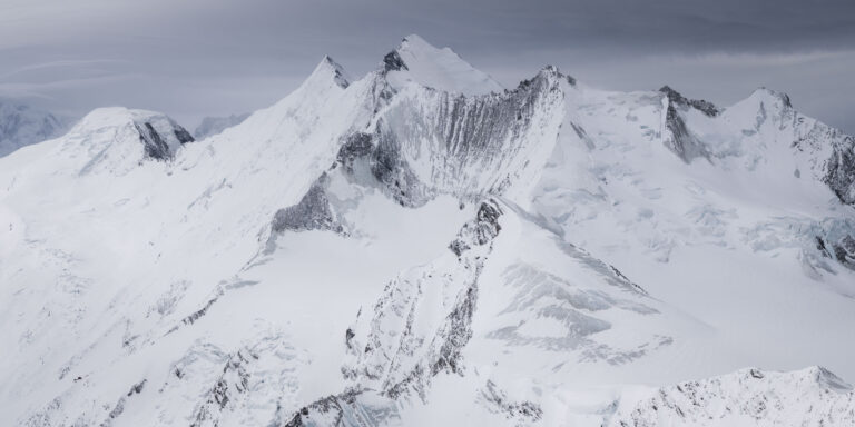 Panorama-Poster Mischabels - Bergpanorama schwarz-weiß