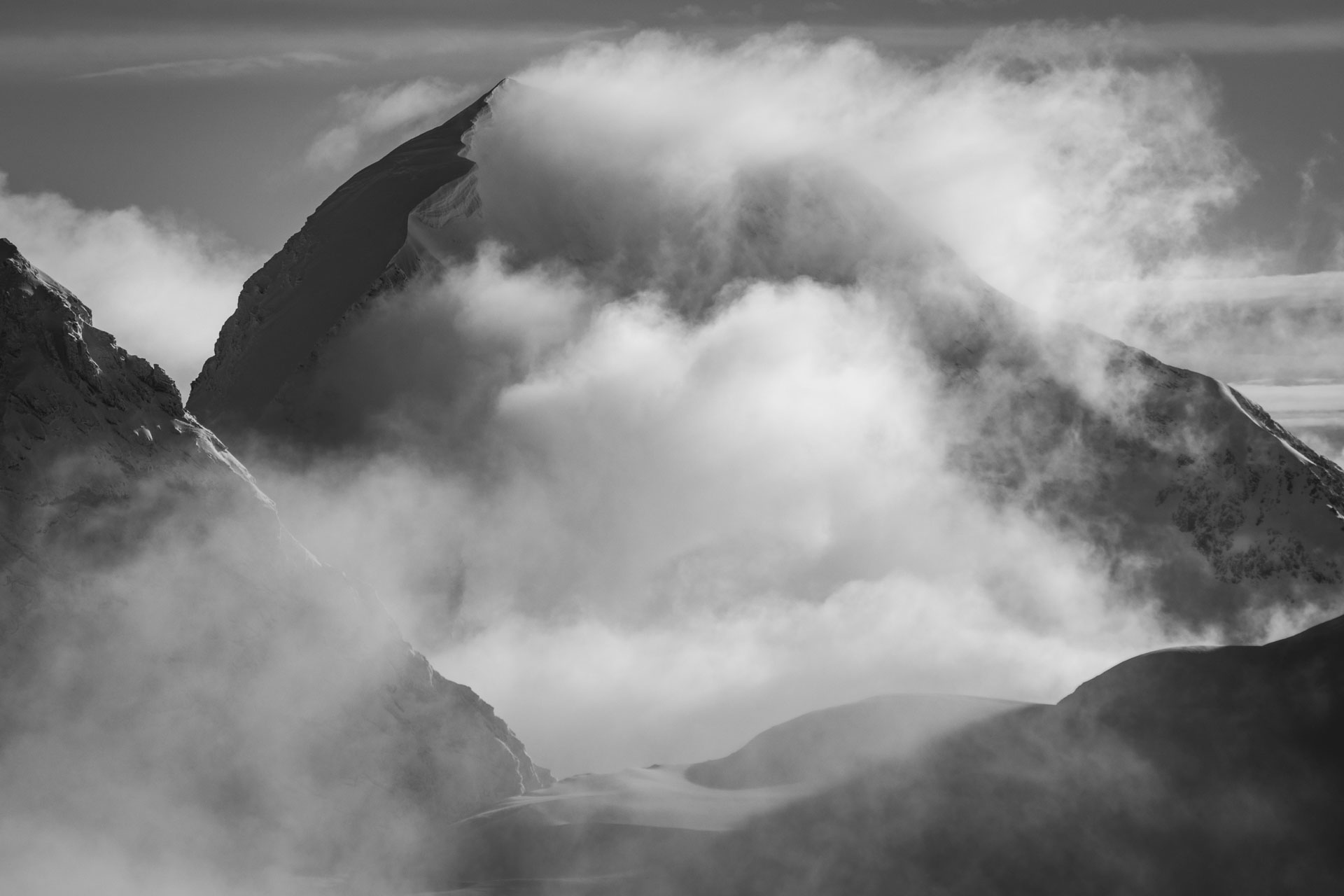 Monch - Encadrement photo en ligne d'un glacier des alpes Bernoises dans le brouillard et une mer de nuages