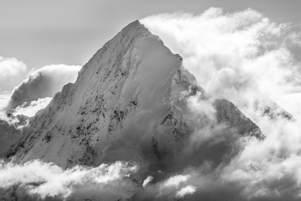 Monch - image de brouillard en montagne suisse dans une mer de nuages en noir et blanc