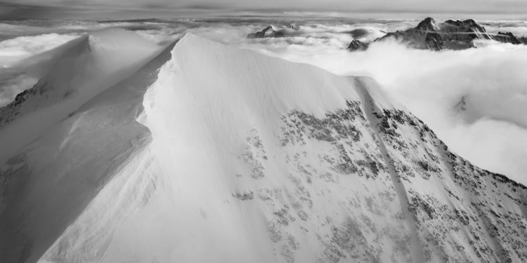 Monch - image paysage montagne neige en noir et blanc - Schreckhorn/Lauteraarhorn et le Wetterhorn dans la mer de nuages