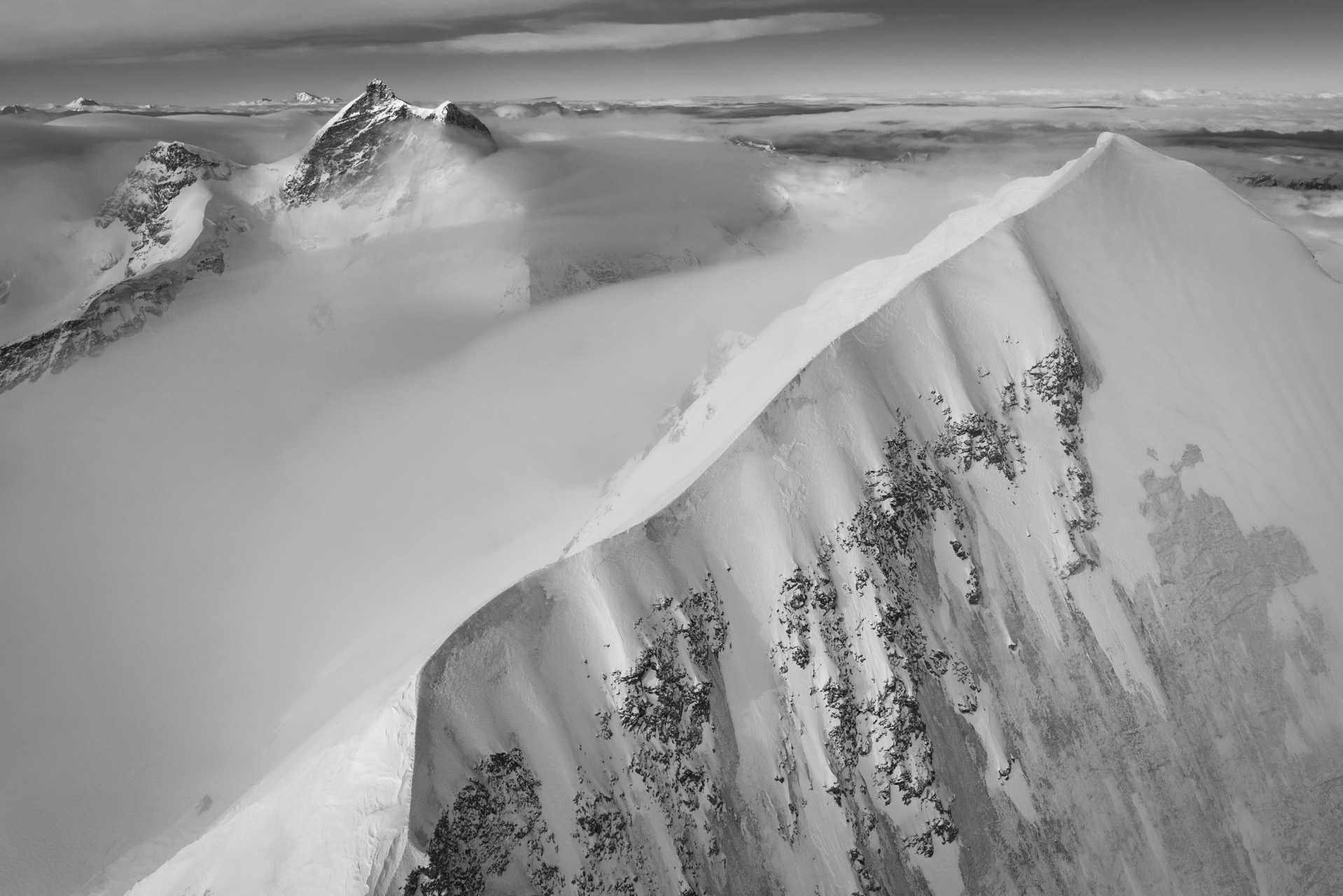 Monch Jungfrau - Schwarz-Weiß-Foto des Mont Blanc und grand Combin in den Schweizer Alpen