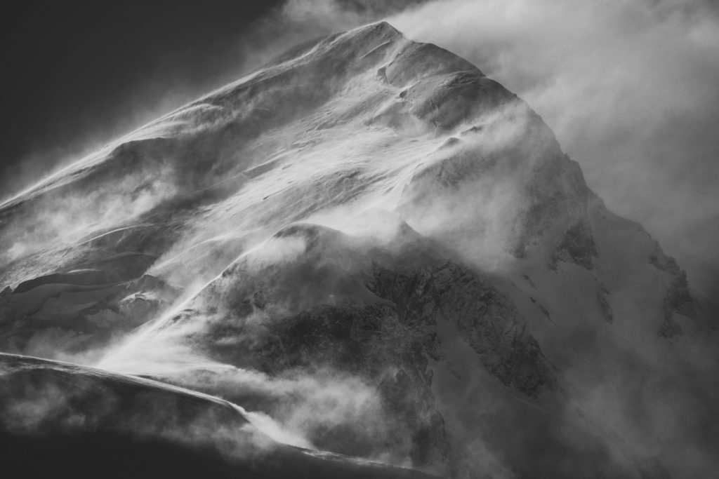 Sommet Mont Blanc - Schwarz-Weiß-Bild der Normalroute und der Gouterroute nach einem Schneesturm in den Bergen