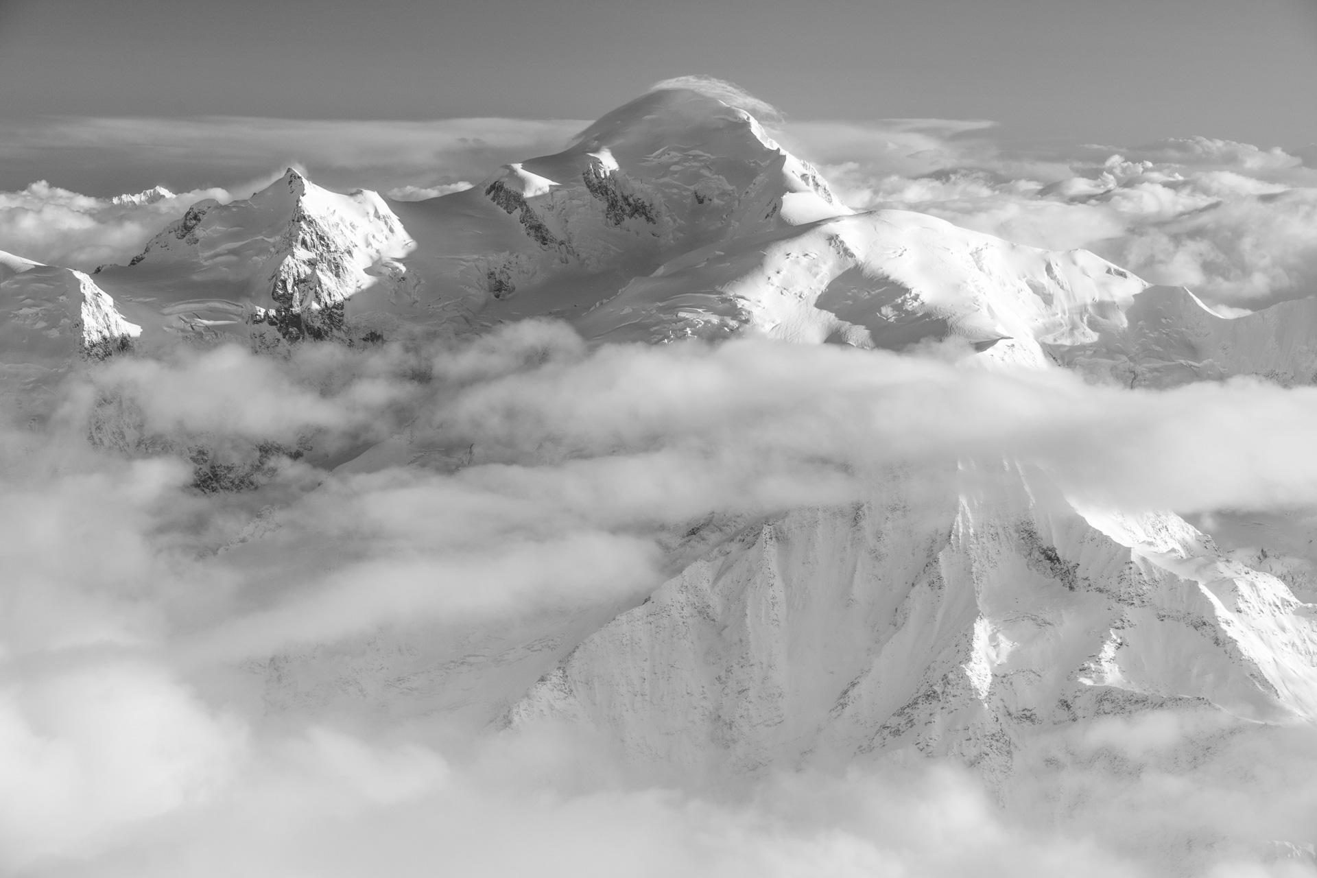 Image de Mont Blanc dans une mer de nuages - Massifs des Alpes - Holy dawn