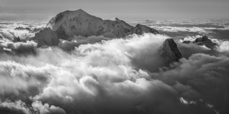 panorama mont-blanc aiguille du midi dans une mer de nuage - Photo zen Grandes Jorasses et l'Aiguille du Midi