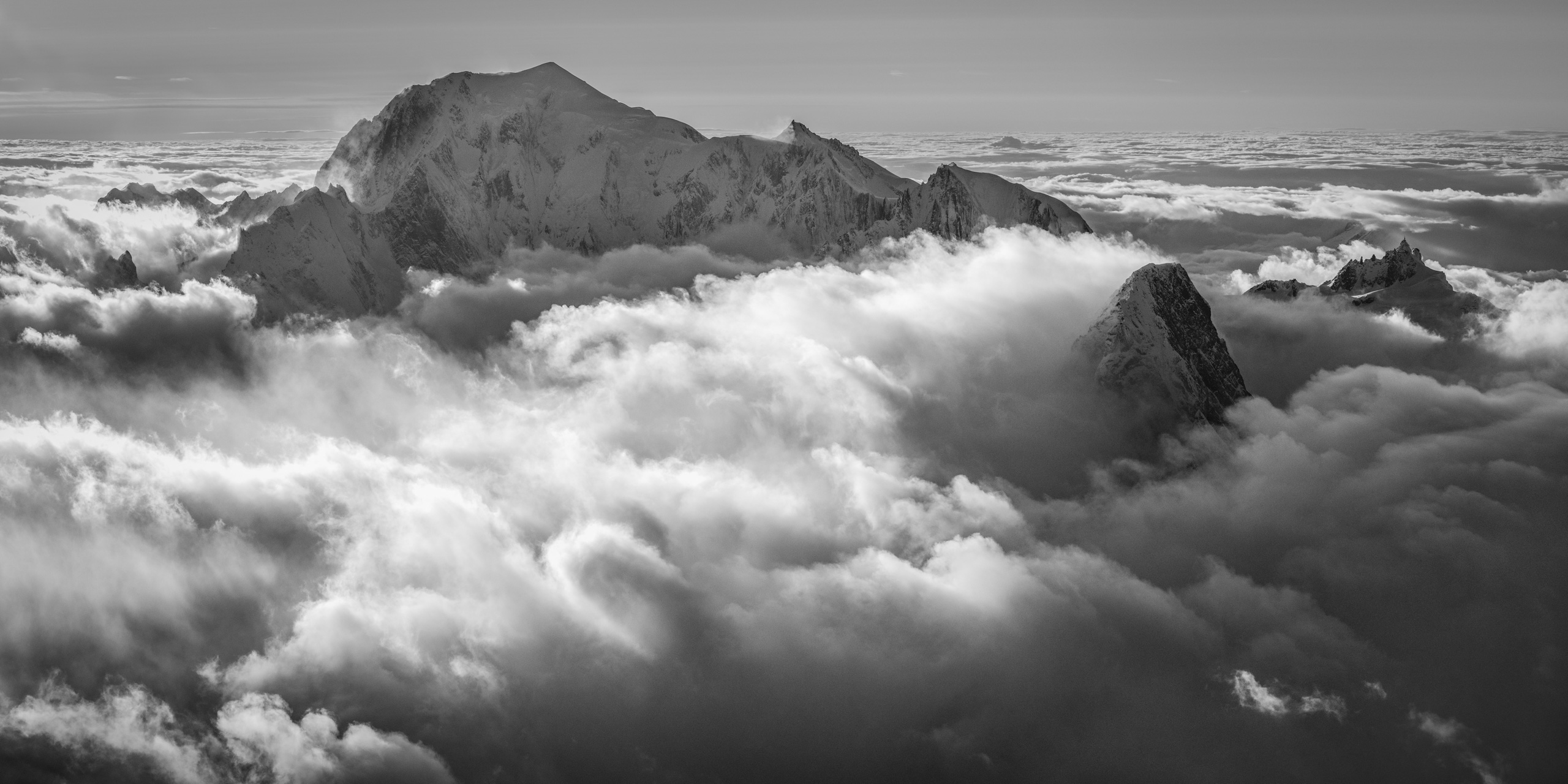 panorama mont-blanc aiguille du midi dans une mer de nuage - Photo zen Grandes Jorasses et l'Aiguille du Midi