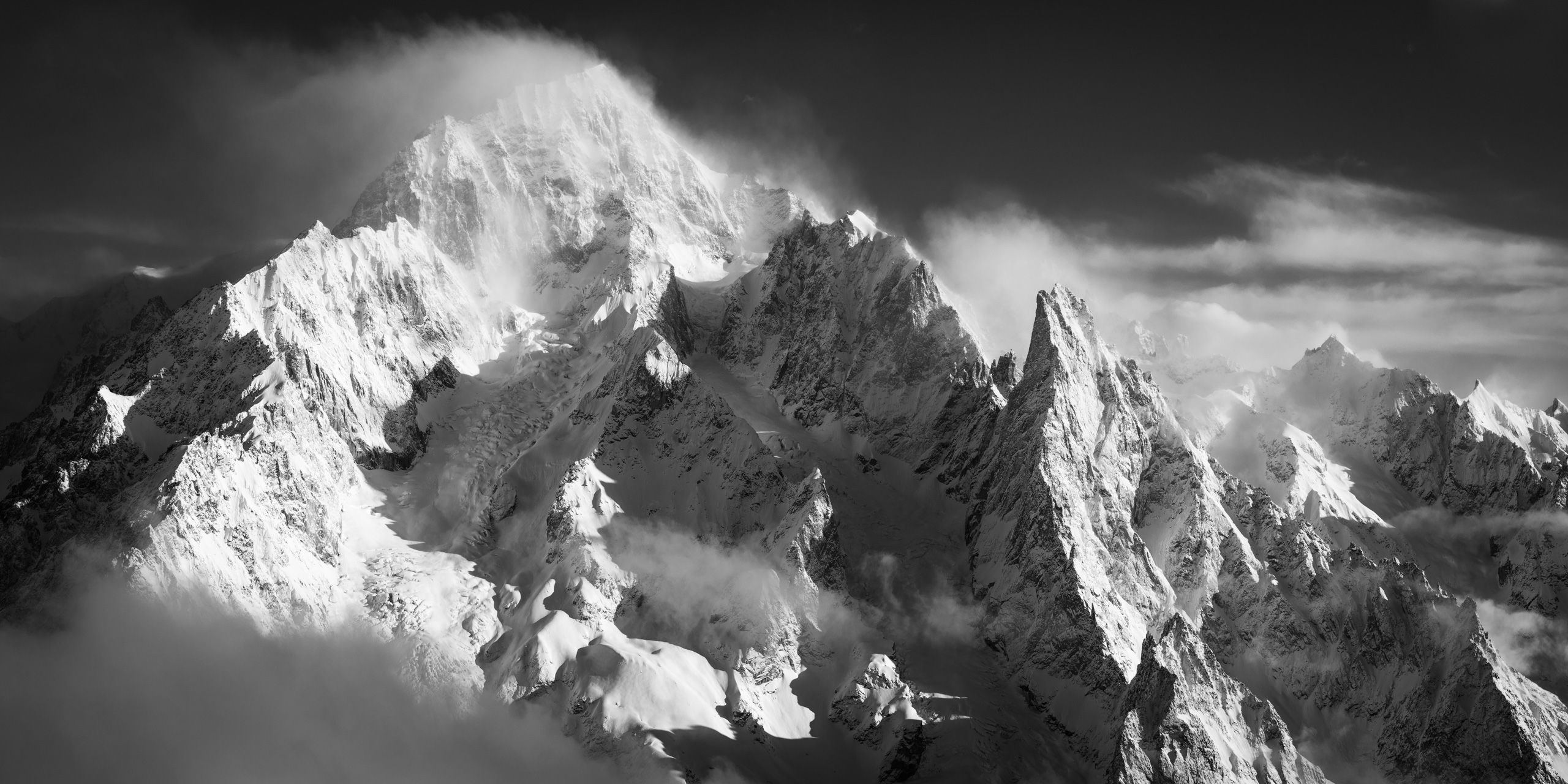 photo panorama mont blanc Piz Badile courmayeur - Mer de nuage et brouillard de montagne en noir et blanc dans les Alpes