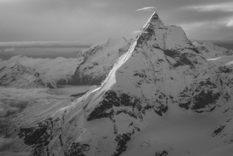 The Matterhorn - Schwarz-weißer Berggipfel und Lentikularwolke in den Walliser Alpen Zermatt