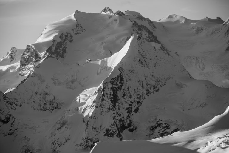 Mont Rose - Obergabelhorn - Photo noir et blanc d'un lever de soleil sur les hautes montagnes de Zermatt - Nordend et la Pointe Dufour