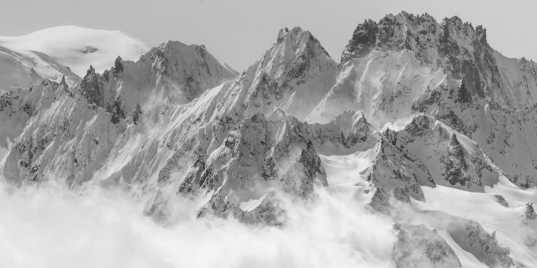 Schwarz-Weiß-Panorama der Berge von Verbier in den Schweizer Walliser Alpen in einem Wolkenmeer in Richtung Mont Blanc