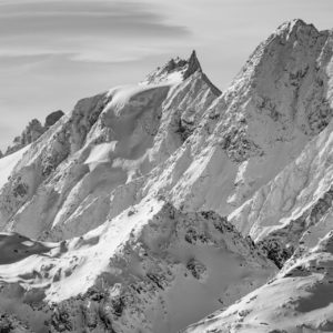 Panorama de montagne noir et blanc du val d'Hérens et de Zermatt dans les Alpes du canton du Valais en Suisse