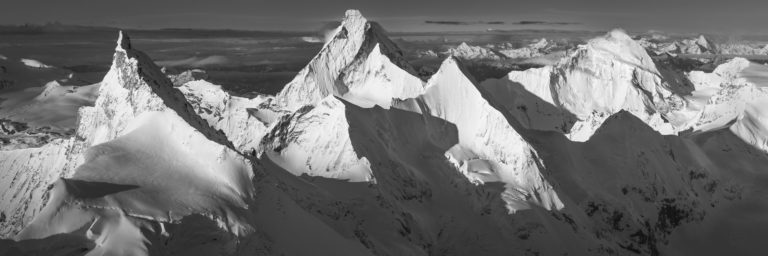 Photo noir et blanc panoramique montagnes Suisse