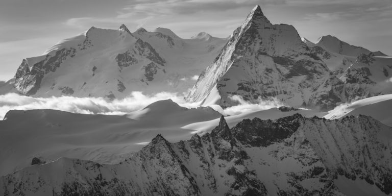 Schwarz-weißes Panorama des Monte Rosa und der Schweizer Berge und Gipfel in den Walliser Alpen - Tsa - The Matterhorn