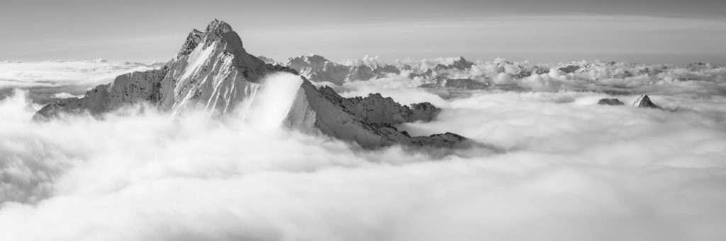 Photo montagne noir et blanc Davos - Image panoramique de montagne - photo aérienne noir et blanc Monte Disgrazia