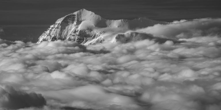 Monte Leone - Bergfoto zum Ausdrucken in Schwarz-Weiß - Wolkenmeer über den Gipfeln von Monte Leone in den Walliser Alpen in der Schweiz