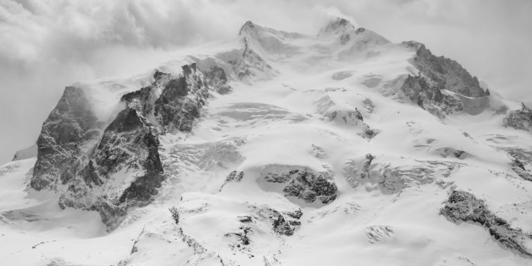 Mont Rose - photo d'un paysage de montagne - massif rocheux montagneux du Monte Rosa en noir et blanc - plus haut sommet suisse