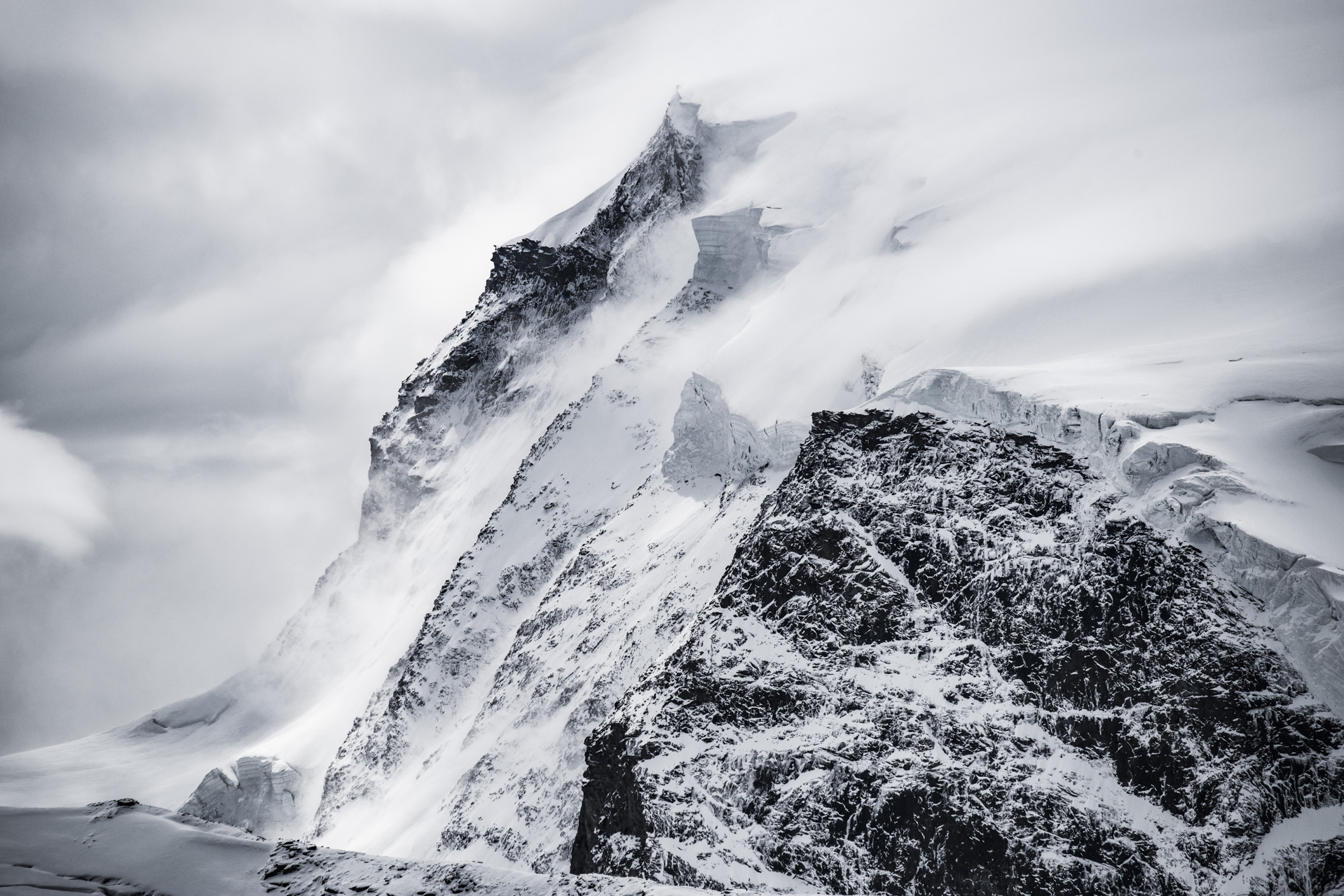 Monte Rosa - Sommet du Mont Rose enneigé dans une mer de nuage et de brouillard l'hiver - Vue sur le séracs de la face Est du Massif du Mont Rose