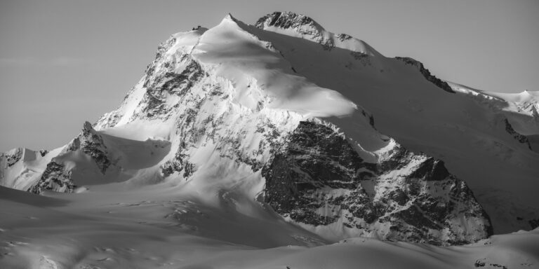 Monte Rosa - Bild der Berglandschaft des schneebedeckten Bergmassivs des Monte Rosa in Schwarz-Weiß