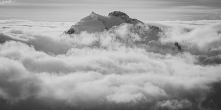 Mont Rose - Monte Rosa Zermatt - LEs sommets des Alpes de l'Engadine noir et blanc dans une mer de nuages