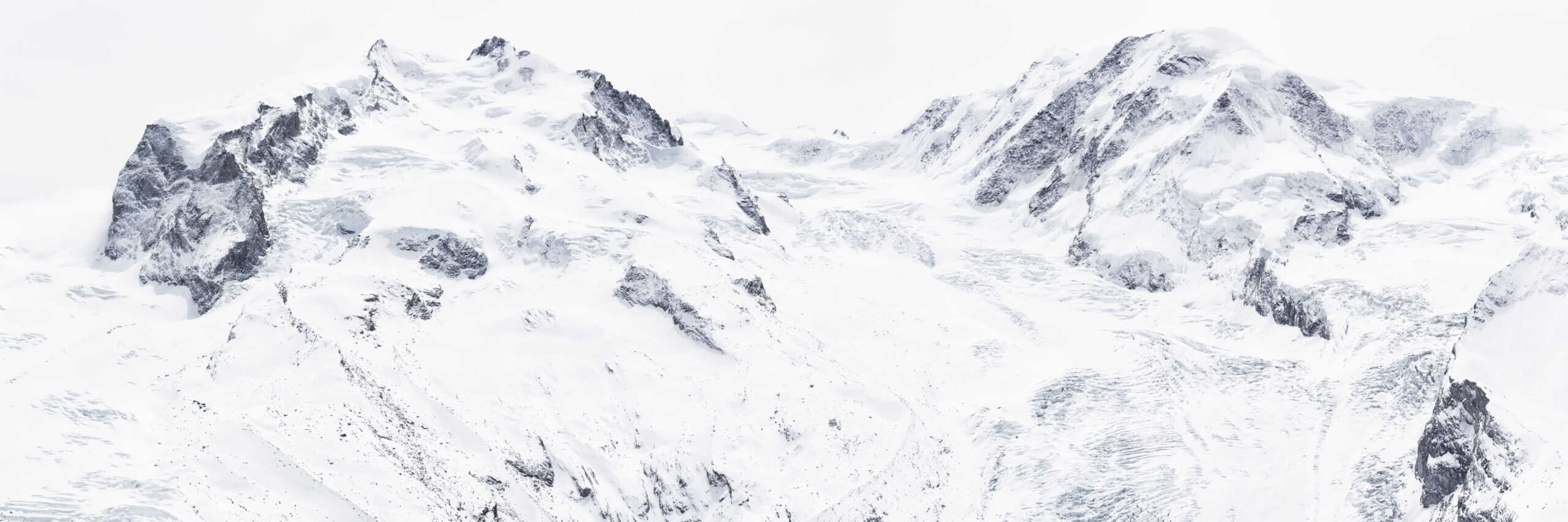 Monte Rosa - Bild der Berglandschaft des schneebedeckten Bergmassivs des Monte Rosa in Schwarz-Weiß -. Lyskamm