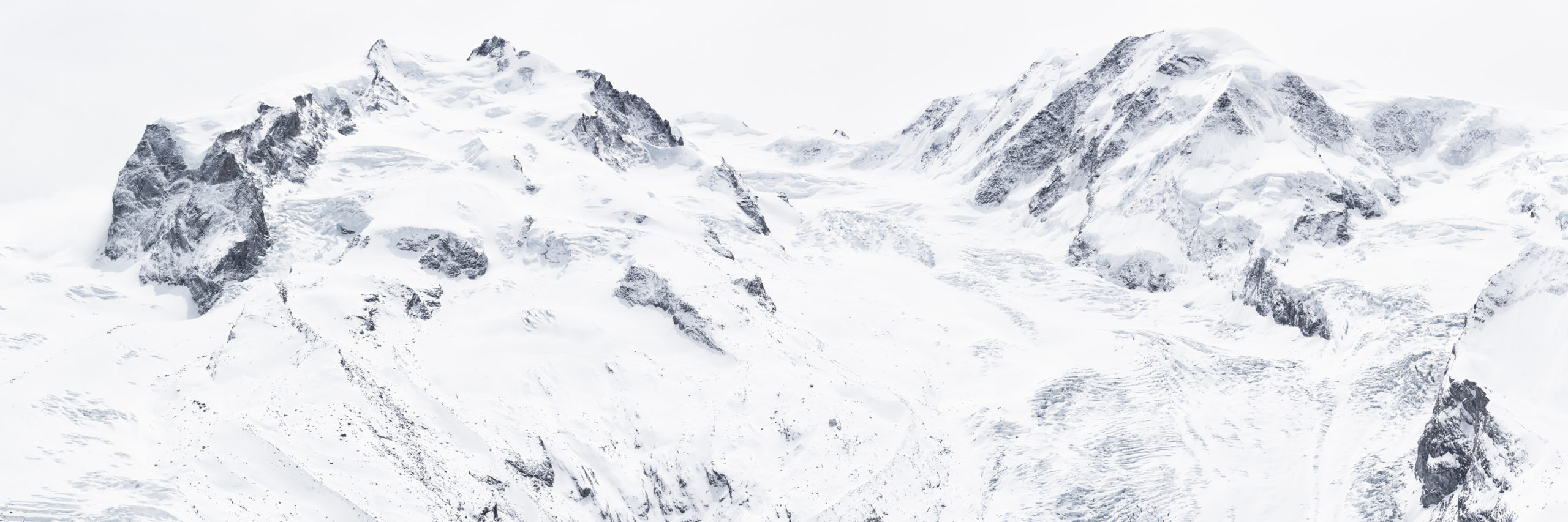 Mont Rose - Image paysage de montagne du massif montagneux en neige  du Monte Rosa en noir et blanc - Lyskamm