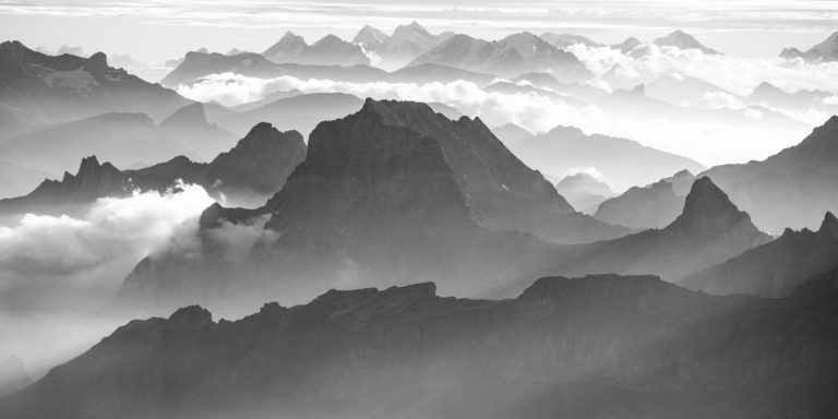 Photo panoramique à encadrer des Alpes Bernoises et du Muveran jusqu'à la Jungfrau. en noir et blanc