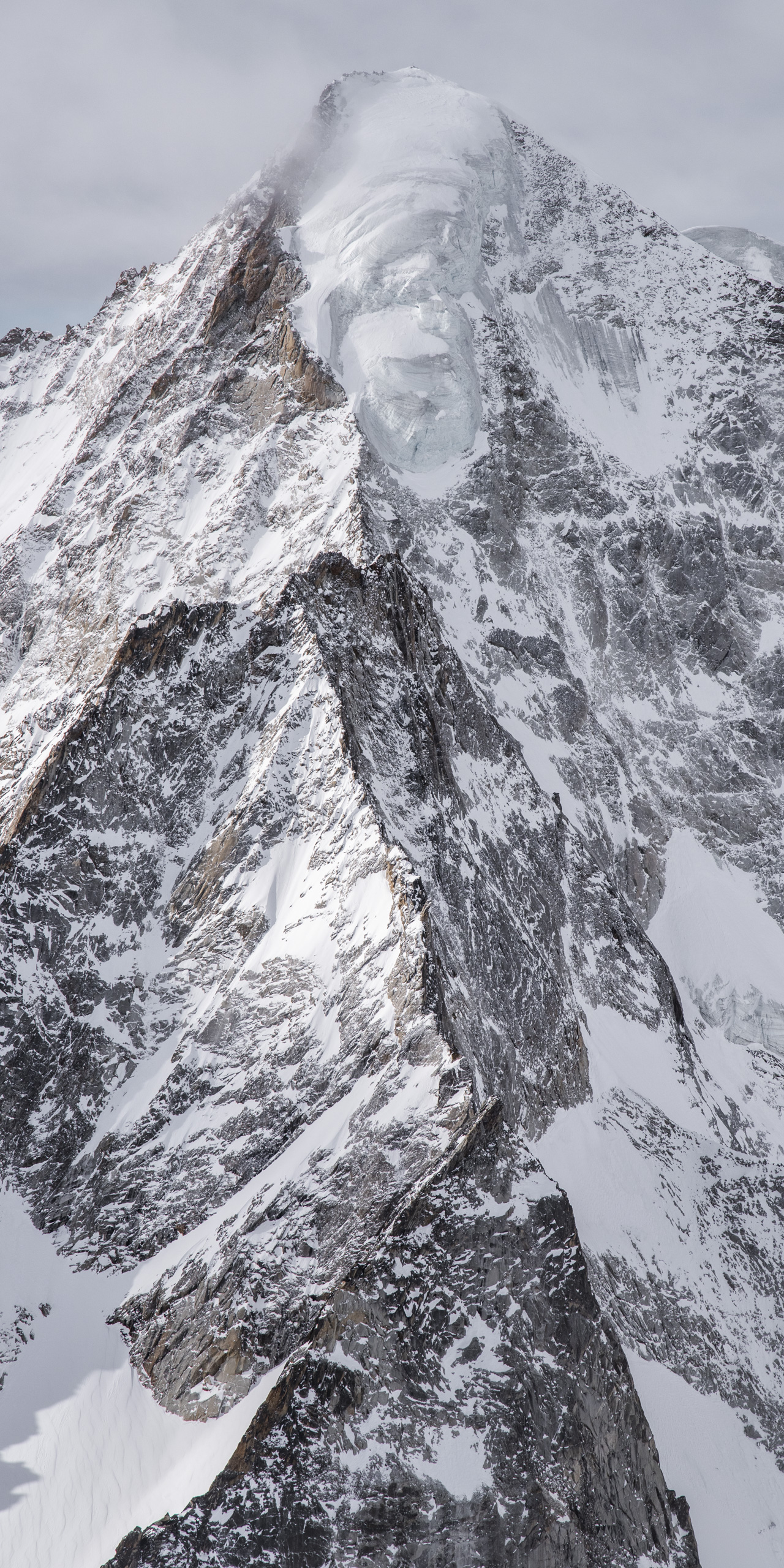 Nesthorn - Image de montagne noir et blanc - encadrement photo professionnel d'un paysage panoramique vertical de montagne