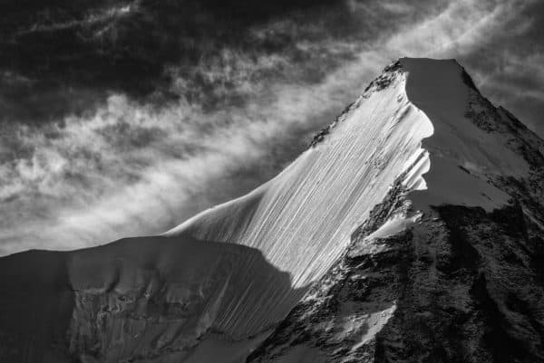 Val d’anniviers - schneefoto in den bergen obergabelhorn - bergsteiger auf kamm foto - nordwand der alpen