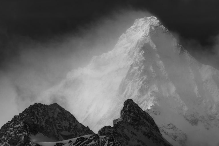 Obergabelhorn Zermatt - Pic de montagne dans le brouillard et la brume au sommet des Alpes Valaisannes
