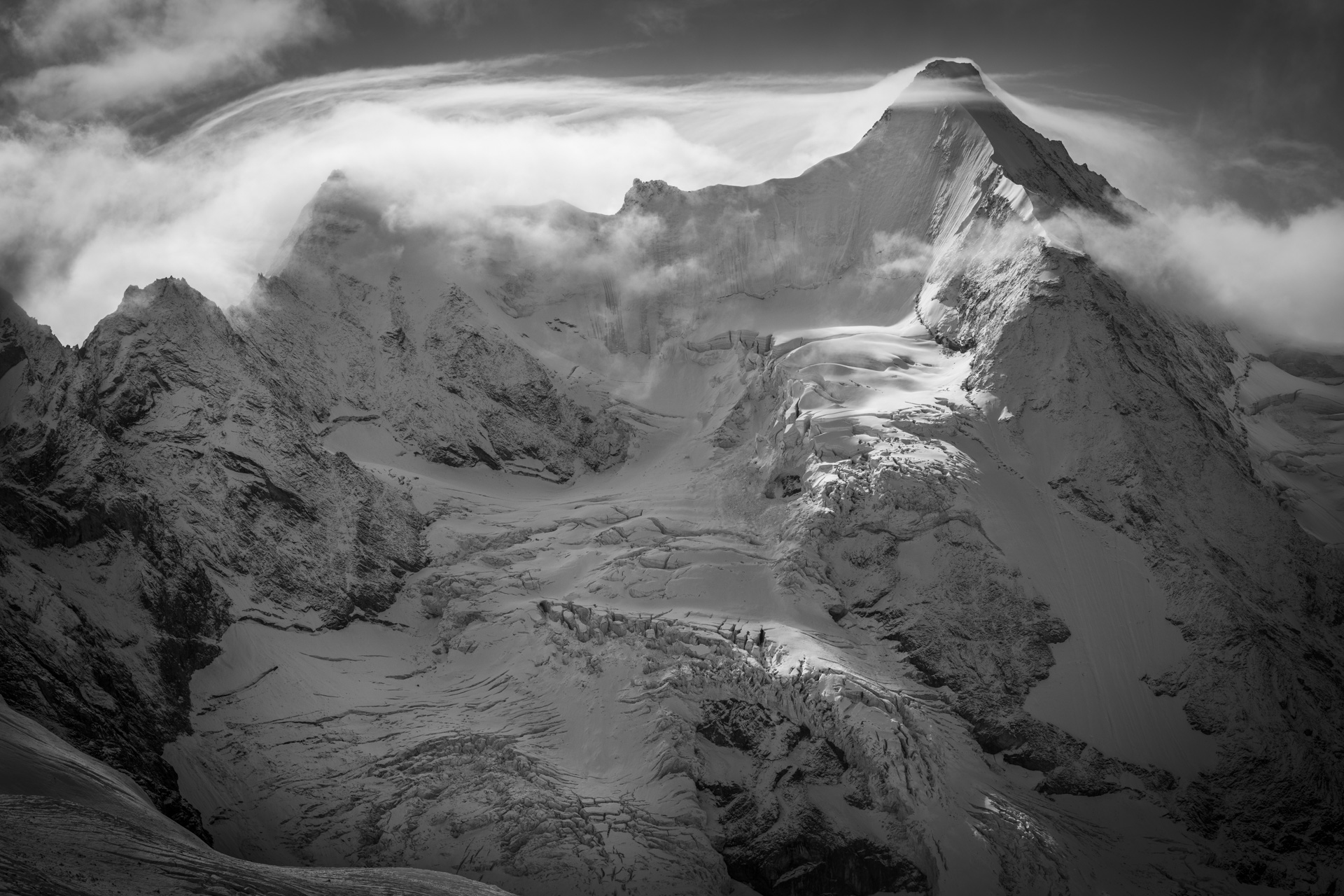 photo obergabelhorn face nord - Massif montagneux des glaciers des Alpes dans une brume nuageuse en noir et blanc