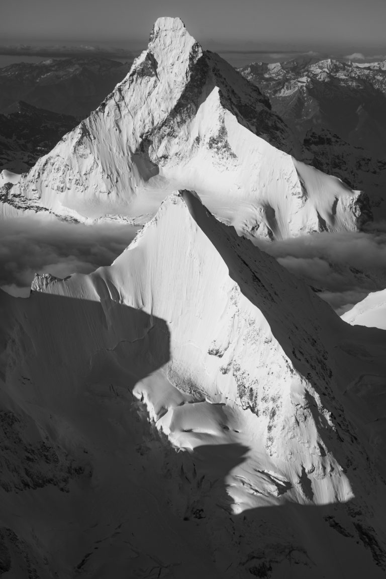Obergabelhorn Nordwand - schwarz-weiss Bergbild vom Matterhorngipfel