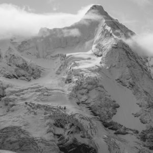 Poster Bergpanorama der Schweizer Alpen undObergabelhorn in den Wolken vom Val d&#039;Anniviers aus