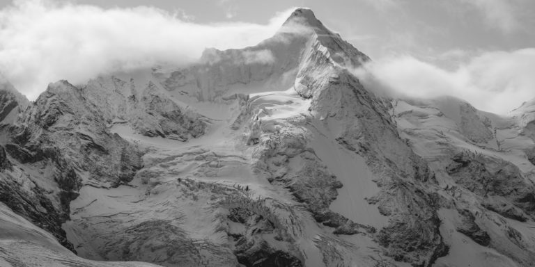 Poster Bergpanorama der Schweizer Alpen undObergabelhorn in den Wolken vom Val d&#039;Anniviers aus