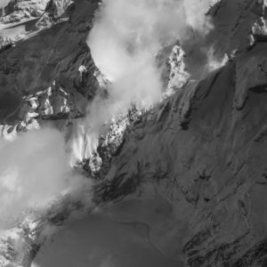Oeschinensee - Mountain photo in winter - Framing a black and white mountain picture for an alpine and modern chalet decor