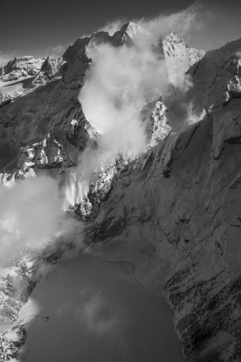 Oeschinensee - Berg Winter Foto - Ein schwarz-weißes Bergfoto für ein Chalet einrahmen