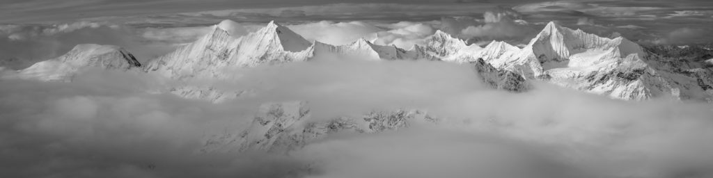 poster panoramique montagne 4000s de Saas Fee et de Zermatt dans une mer de nuage - vallée de l'Engadine
