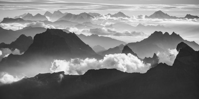 Panorama noir et blanc des Alpes Bernoises en Suisse - Vue des sommets de montagne des Alpes Bernoises et Vaudoise au dessus d'une mer de nuage
