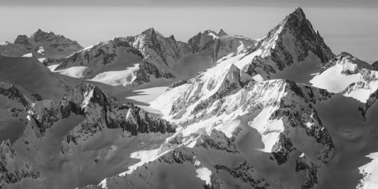 Schwarz-weißes Panorama der Berge in den Berner Alpen in der Schweiz