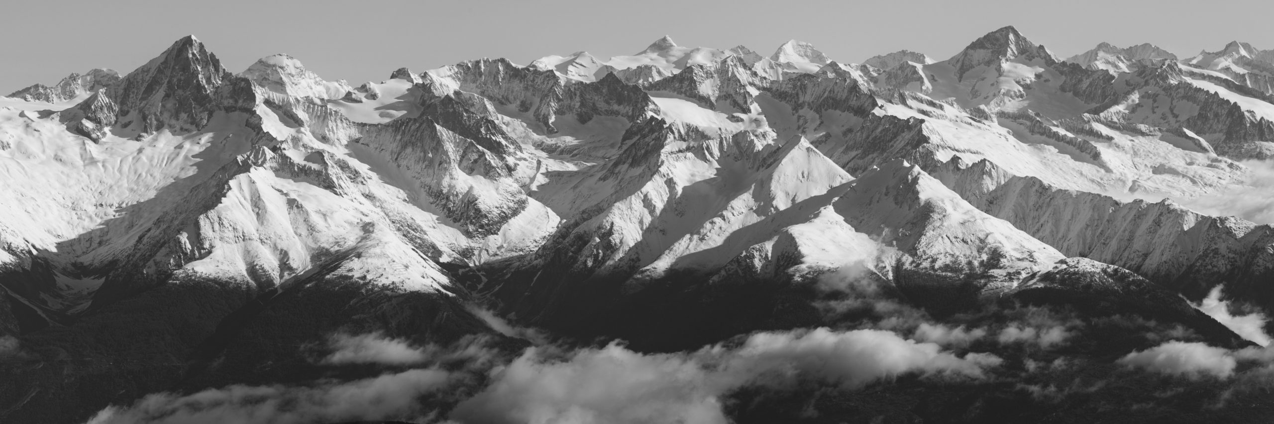 Panorama montagne - vue panoramique noir et blanc des Alpes Suisses Bernoises en Engadine proche de Zermatt