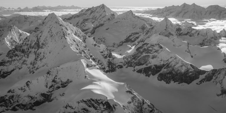 Schwarz-weißes Panorama-Poster der Berge der Walliser Alpen - Val d&#039;Hérens, Val d&#039;Anniviers, Zermatt und Saas-Fee