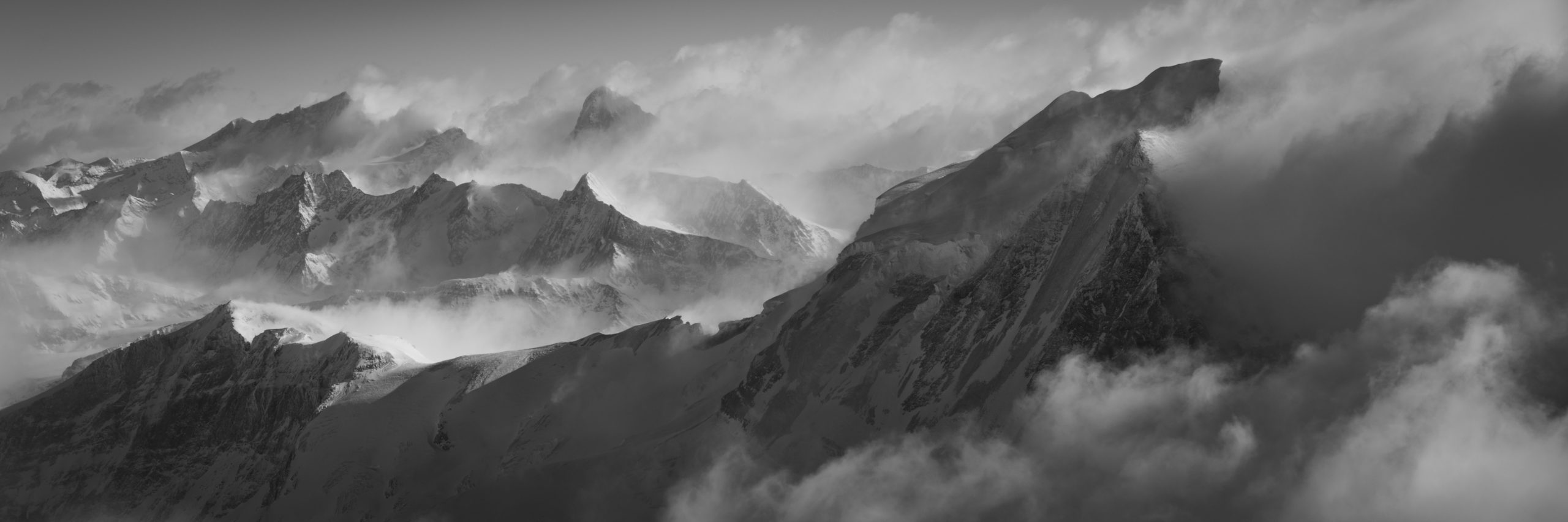 Bergpanorama Grand Combin - schwarz-weiss Bergbild der Walliser Alpen