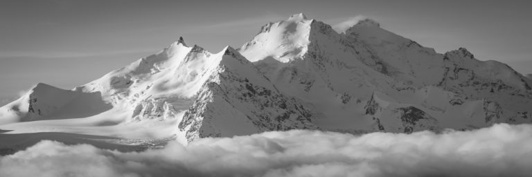 Paysage panorama Mischabels noir et blanc - image de montagne panoramique Saas Fee