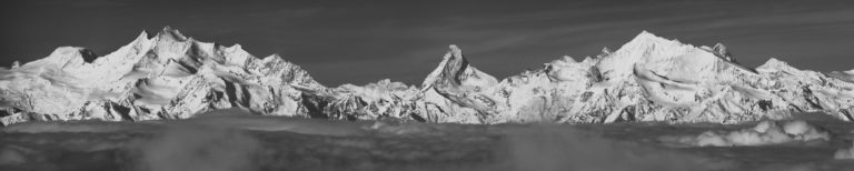 Panorama des montagnes suisses de Zermatt et Saas Fee et dans les Alpes du Valais en noir et blanc