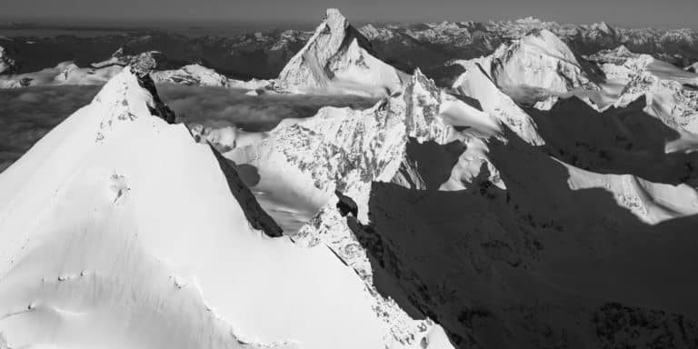 Schwarz-weiße Panorama-Fotoleinwand mit den Berggipfeln der Schweizer Alpen