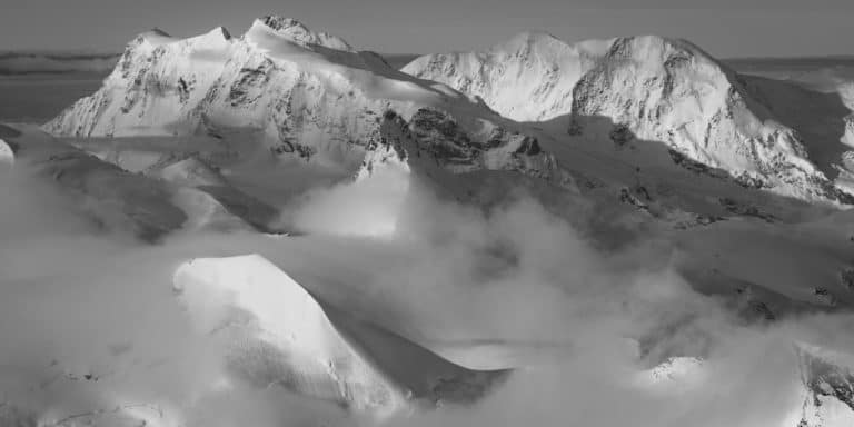 Zermatt Saas Fee Monte Rosa - Tableau photo d'un panorama de montagne noir et blanc -