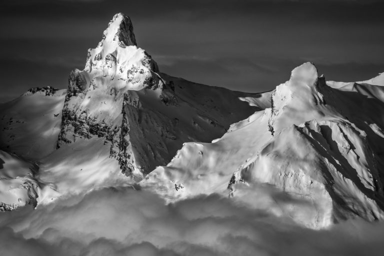 Schwarz-weißes Bergbild des Petit Muveran von Thyon aus - Waadtländer Alpen in Crans Montana