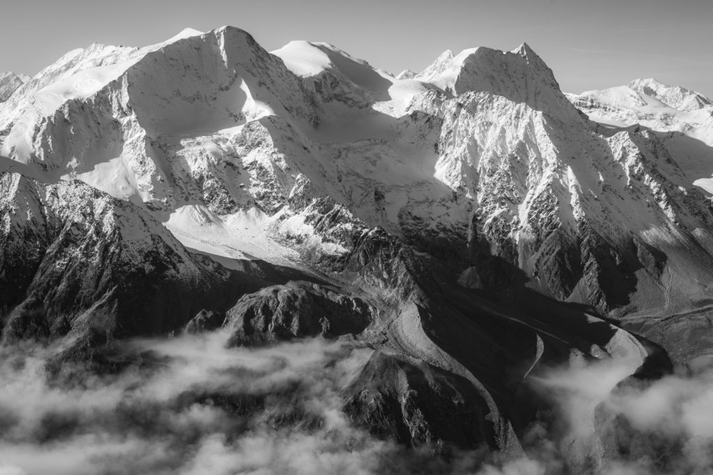 Pigne - Cheillon - Mont Blanc - Photo de sommets de montagne enneigés en noir et blanc sous le soleil dans les alpes Valaisannes de SUisse