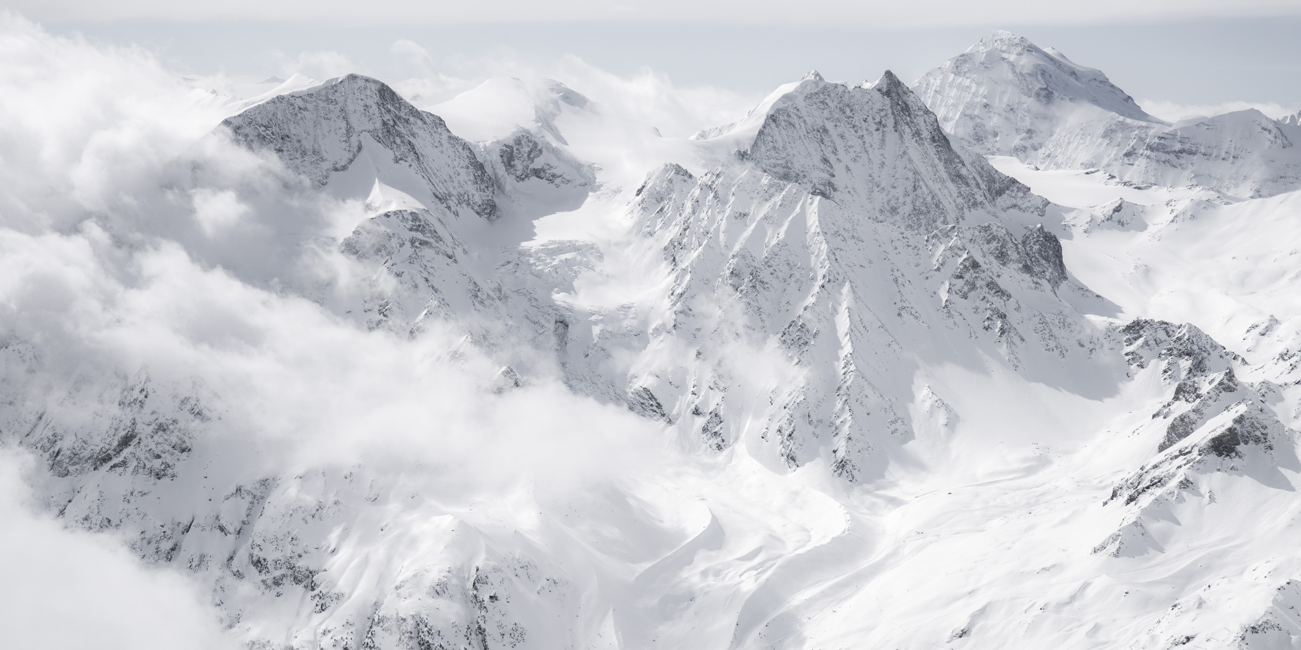 Vue panoramique de montagne sur les sommets des Alpes et du Val d'Hérens - Pigne D'arolla - Cheillon - Grand Combin