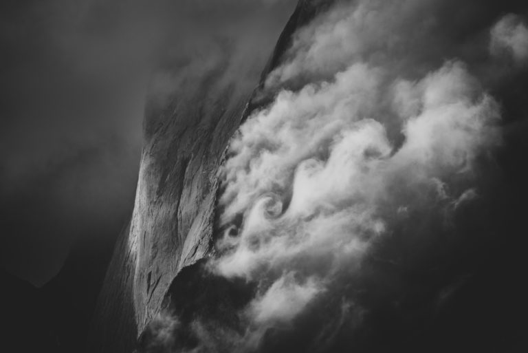 Schweizer Bergfoto im Engadin - Piz Badile in einem Wolkenmeer - Schwarz-Weiß-Foto von einem Bergmassiv in den Alpen